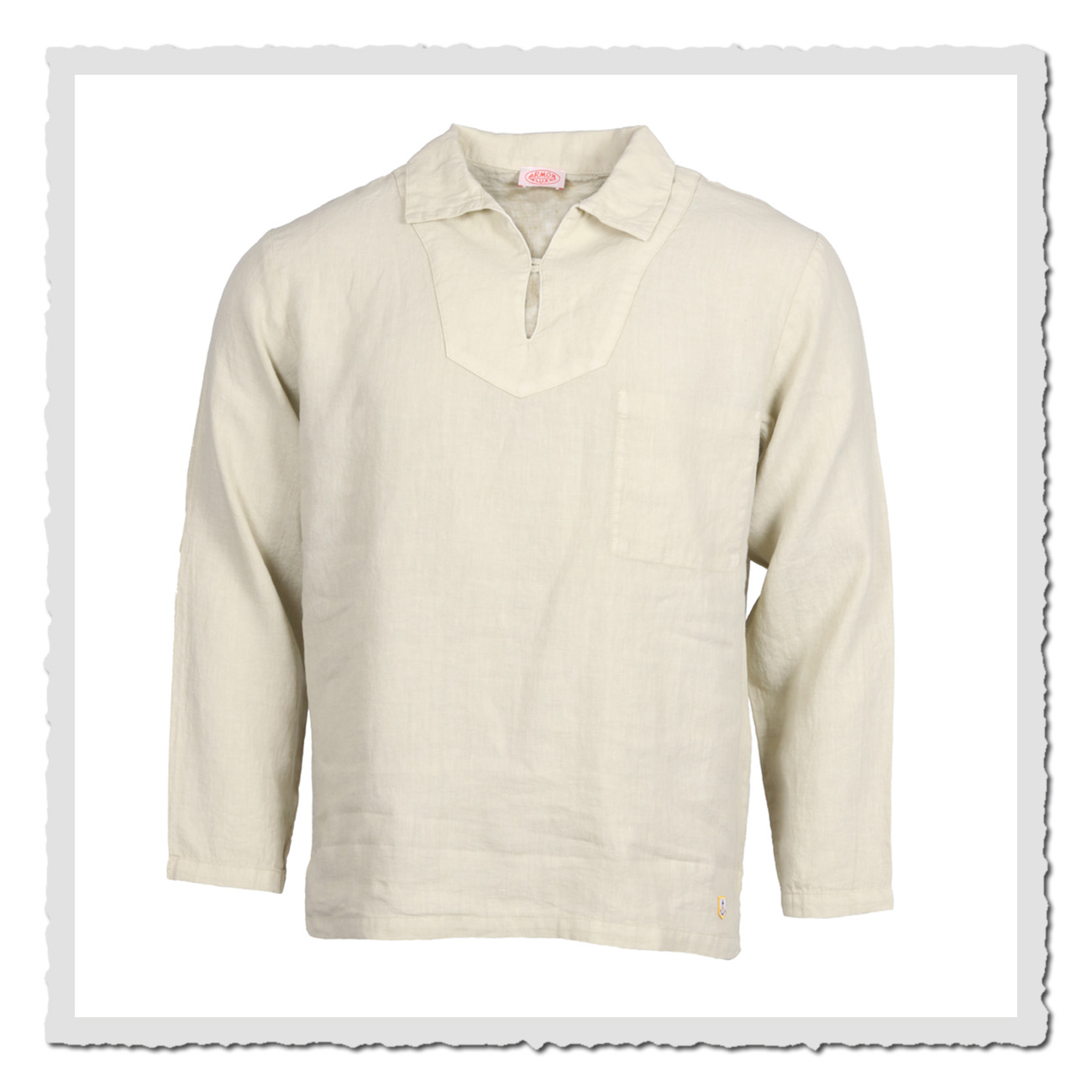 Leichtes Armor Lux Heritage Fischerhemd in Dünen-Sandton, lange Ärmel, kleiner Kragen und dezenter Anker-Patch am Saum, frontal freigestellt.